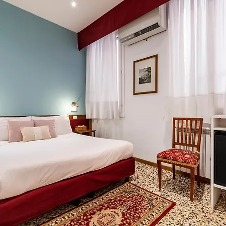 Casa Petrarca Hotel *