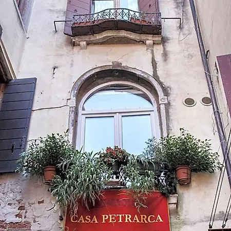 Casa Petrarca מלון