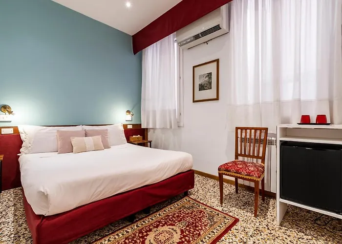 Casa Petrarca Hotel *